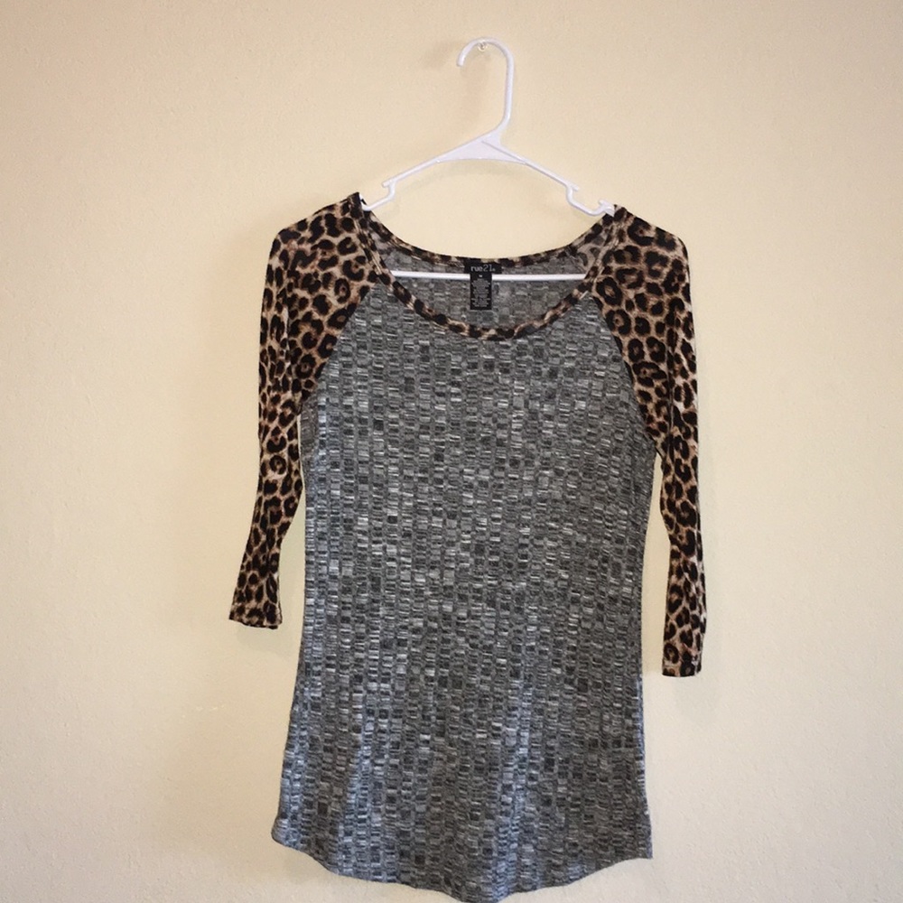 Gray and leopard 3/4 tee